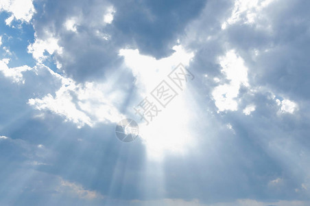 太阳光线从云层下来图片