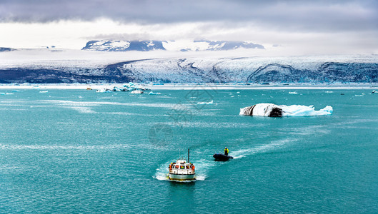 Jokulsarlon冰川泻湖的船图片