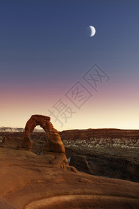 在日落或月光下犹他州拱门公园的精致拱门图片