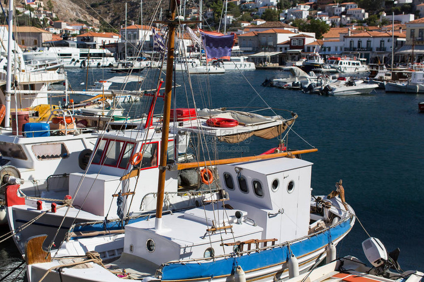 希腊爱琴海Hydra岛港口的旧渔船图片
