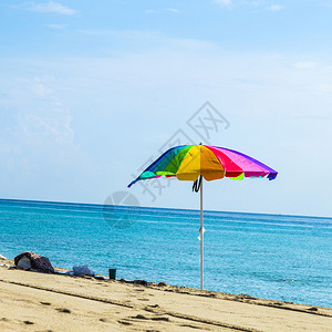 在沙滩上五颜六色的沙滩伞图片