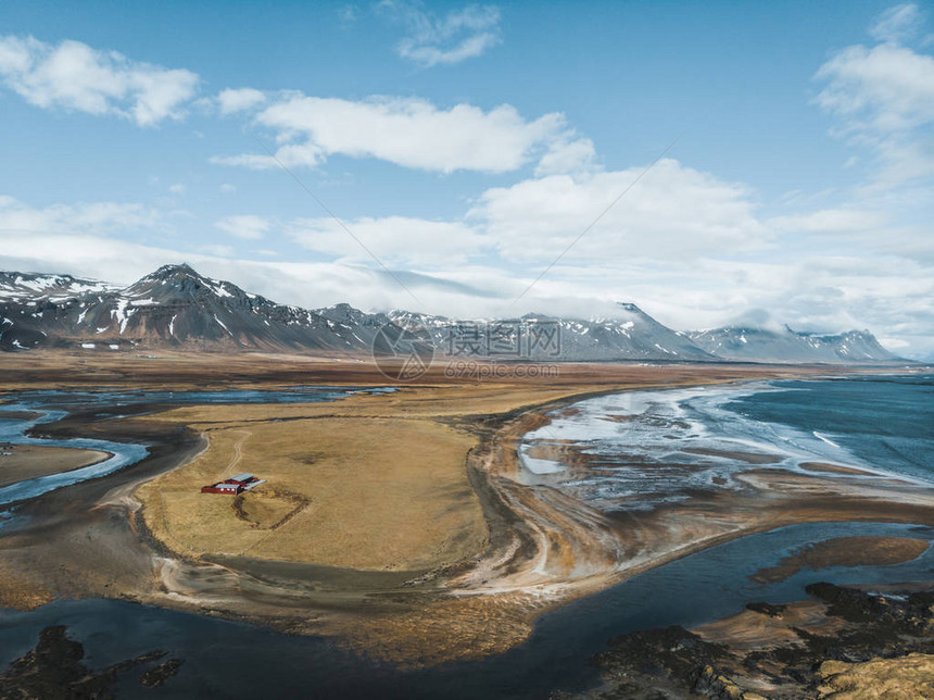 美丽的海岸线和海洋的空中风景图片