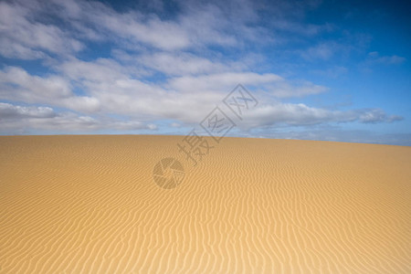 互补色美丽的景色与图案沙漠中的沙丘黄色和蓝天自然插画