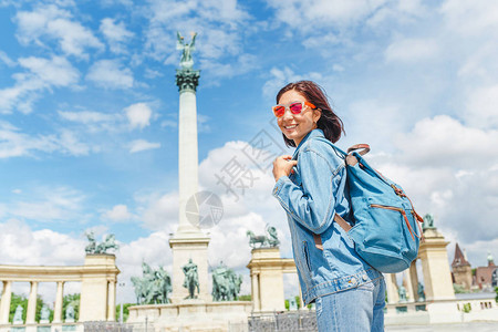 一位亚洲女游客在布达佩斯的主要景点之一英雄广场整个欧洲和匈牙图片