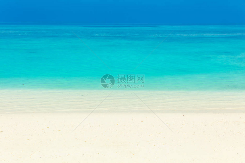 蔚蓝的海水晴朗的天空和沙滩图片