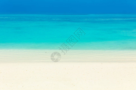 蔚蓝的海水晴朗的天空和沙滩图片