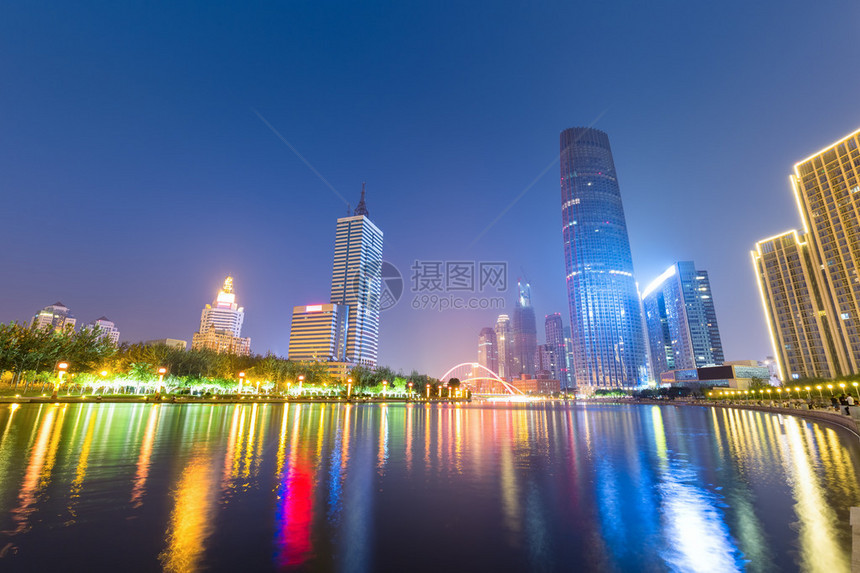 天津夜景美丽的海河与中央商务区图片