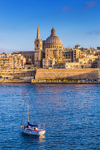 马耳他瓦莱塔圣保罗大教堂在马耳他首都瓦莱塔的黄金时段图片