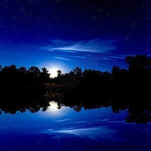 湖水夜景图片