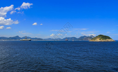 前往里约热内卢的船和里约热内卢的美景山脉背景中的科图片