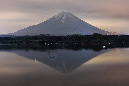 富士山和精进湖的夜景图片