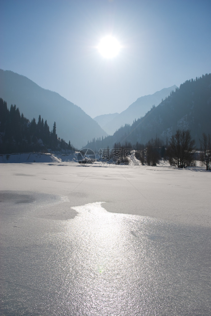 冬天mounatain湖和太阳图片