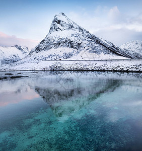 山峰与湖中倒影挪威的自然景观图片