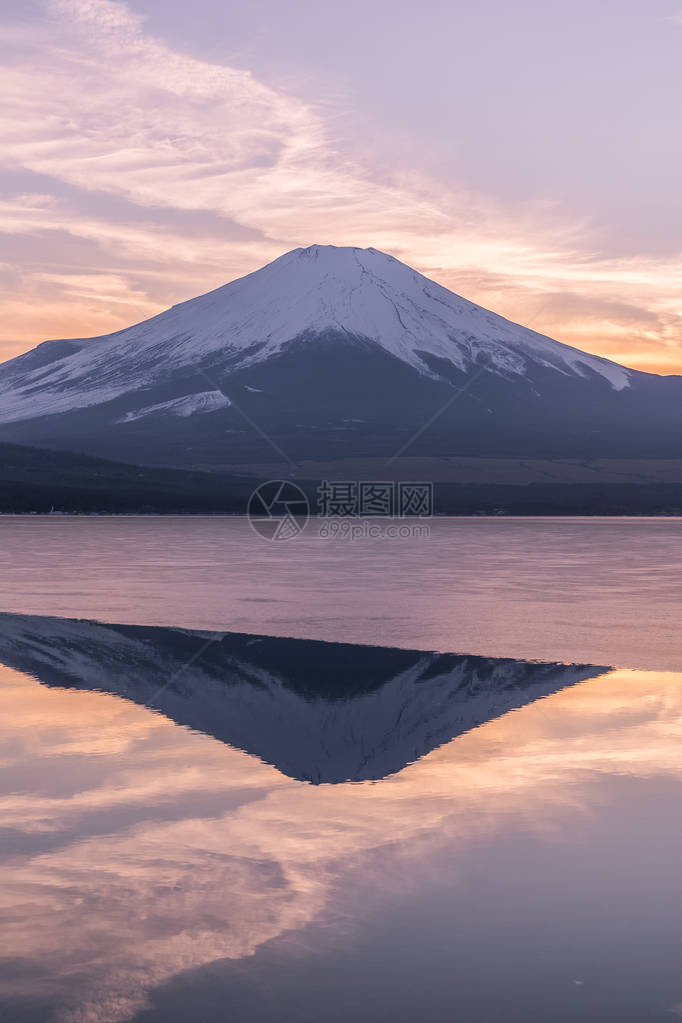 富士山和亚马纳卡科湖冰图片
