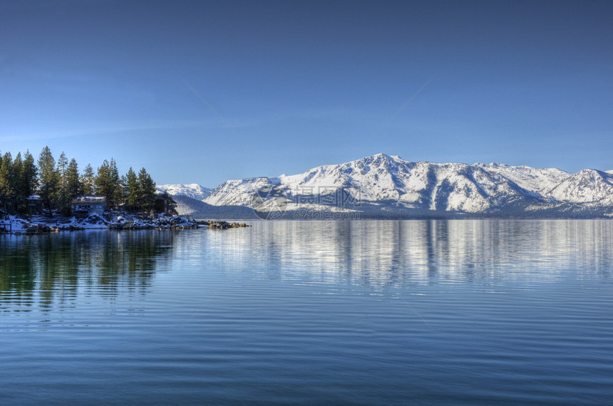 来自马拉湾Tahoe湖的ElkPoint与PyramidPeak和MountPrice在背图片