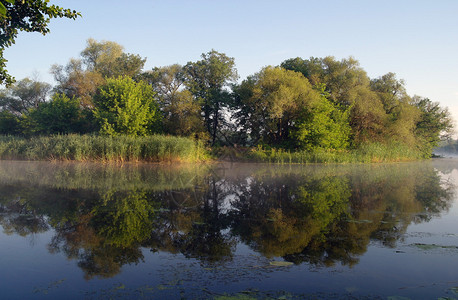 在河上查看早上乌克兰图片