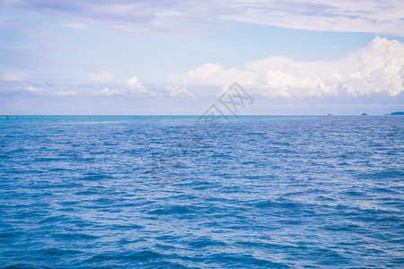 海和多云的天空阳光明媚的夏日海景图片