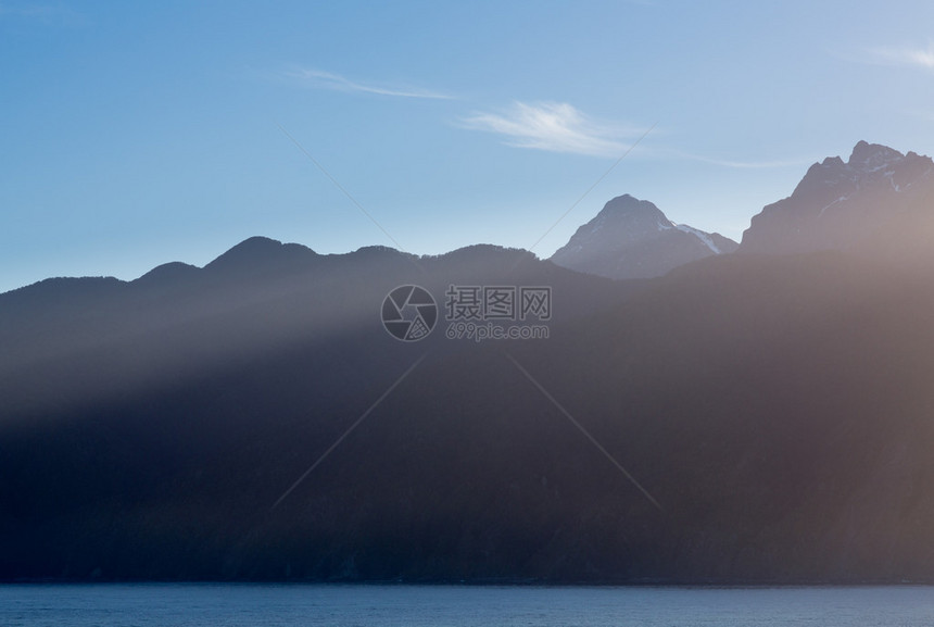 新西兰密尔福德湾的太阳升图片