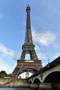 法国巴黎塞纳河畔的埃菲尔铁塔图片