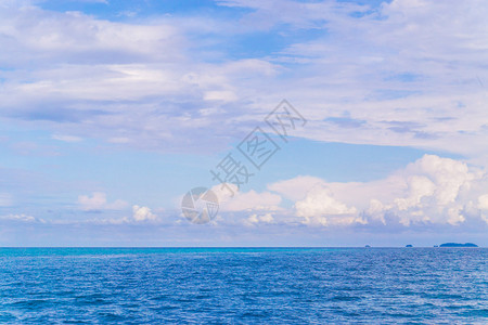 海和多云的天空阳光明媚的夏日海景图片