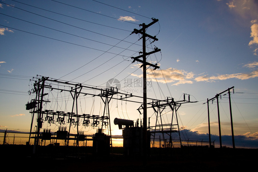 加拿大草原日落时分的发电站图片