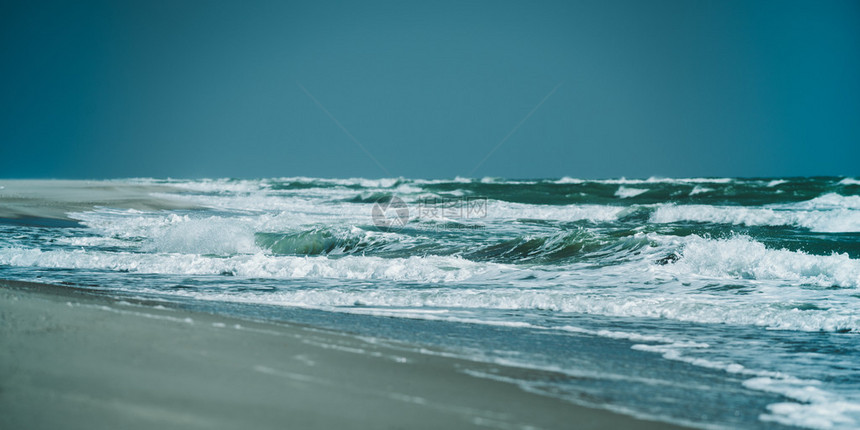 空荡的全景海滨和海浪的声音图片