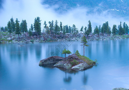 雨下的山湖夜间风景俄罗斯的图片