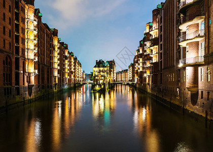 德国汉堡Speicherstadt旧仓库区Speicherstadt的照明建筑物内运河长时间照背景图片