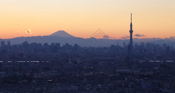 东京城市景观和美丽的日落图片
