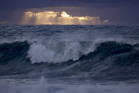 暴风雨笼罩的暗海日落或黄昏北陆图片