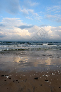 早上看到暴风雨海岸滩长期的镜头拉托维亚利帕亚图片