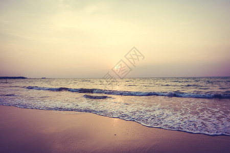 热带海滩和海洋景观上的美丽日落图片