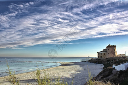 海边的古堡蓝天白云图片