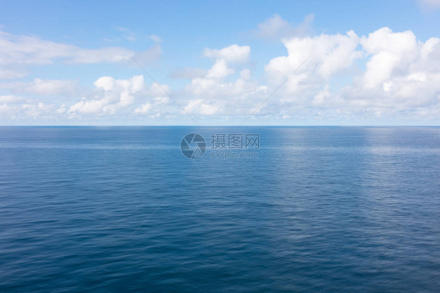 从班轮的甲板上看平静的蓝色海洋图片