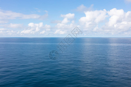 从班轮的甲板上看平静的蓝色海洋图片