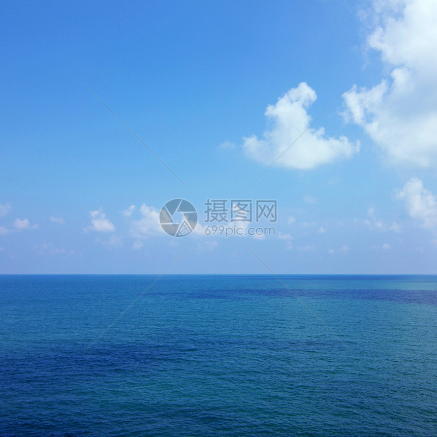 平静的海面和蓝天背景图片