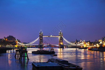 伦敦塔桥在晚上英国图片