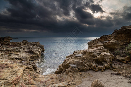 黑海沿岸的岩石海滩图片