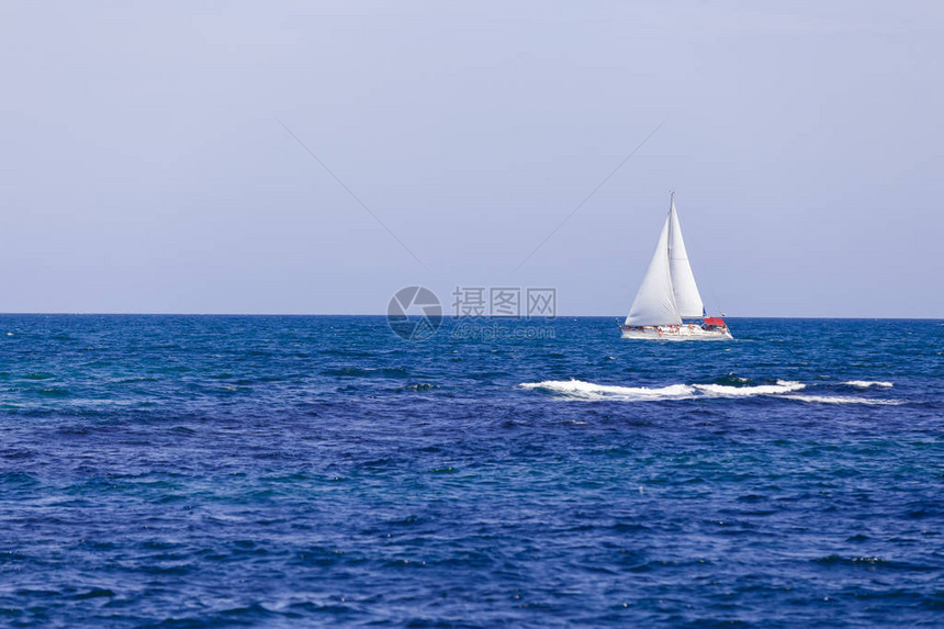 美丽的海景明亮的无云天空优美的蓝图片