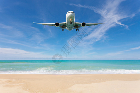 飞机降落在美丽的海滩和图片