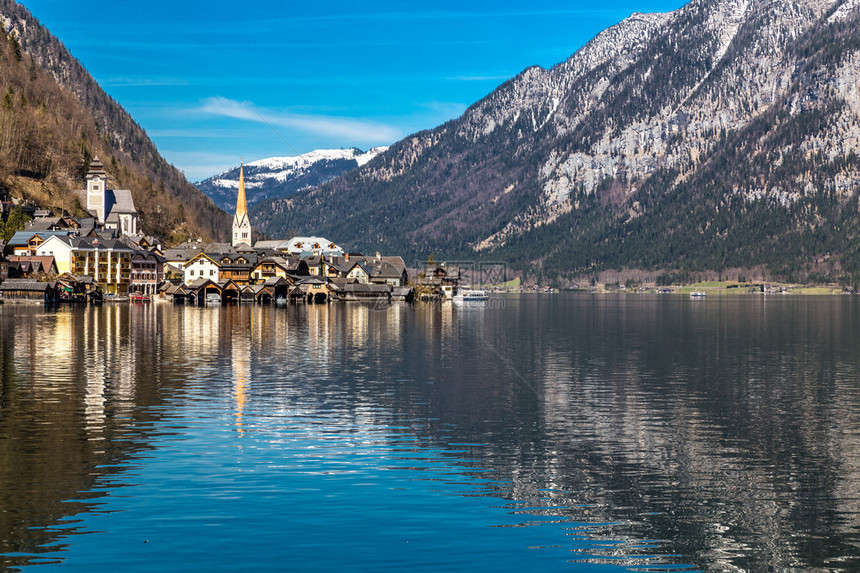 Hallstat村和Hallstater湖的景象见于奥地利阿尔卑图片