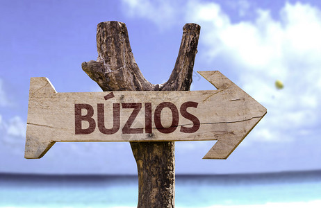Buzios木牌背景是海滩图片