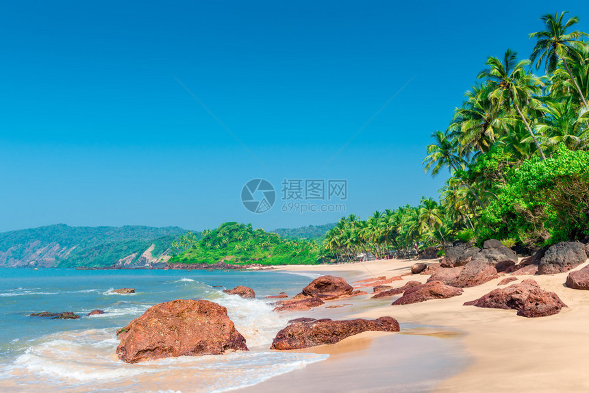 海浪冲刷岸边的热带海滩图片