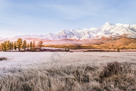 山峰日落的雪峰山地风景以面粉颜图片