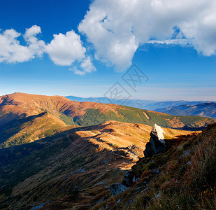 多云的天空中山的夏日风景图片