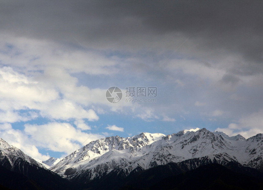 雪和黑云中哈萨克斯坦的图片