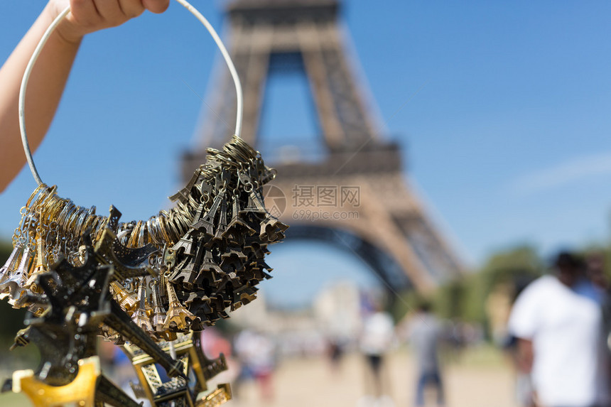 在法国巴黎主要景点Eiffel铁塔花园出售小型Eiffel铁塔纪图片