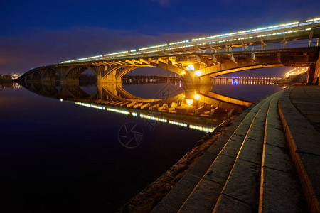 KyivMetro桥晚间乌图片