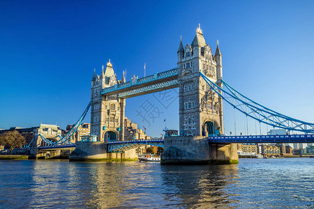 英国伦敦塔桥蓝天图片