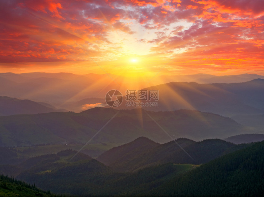 在山的美好的日落场面图片
